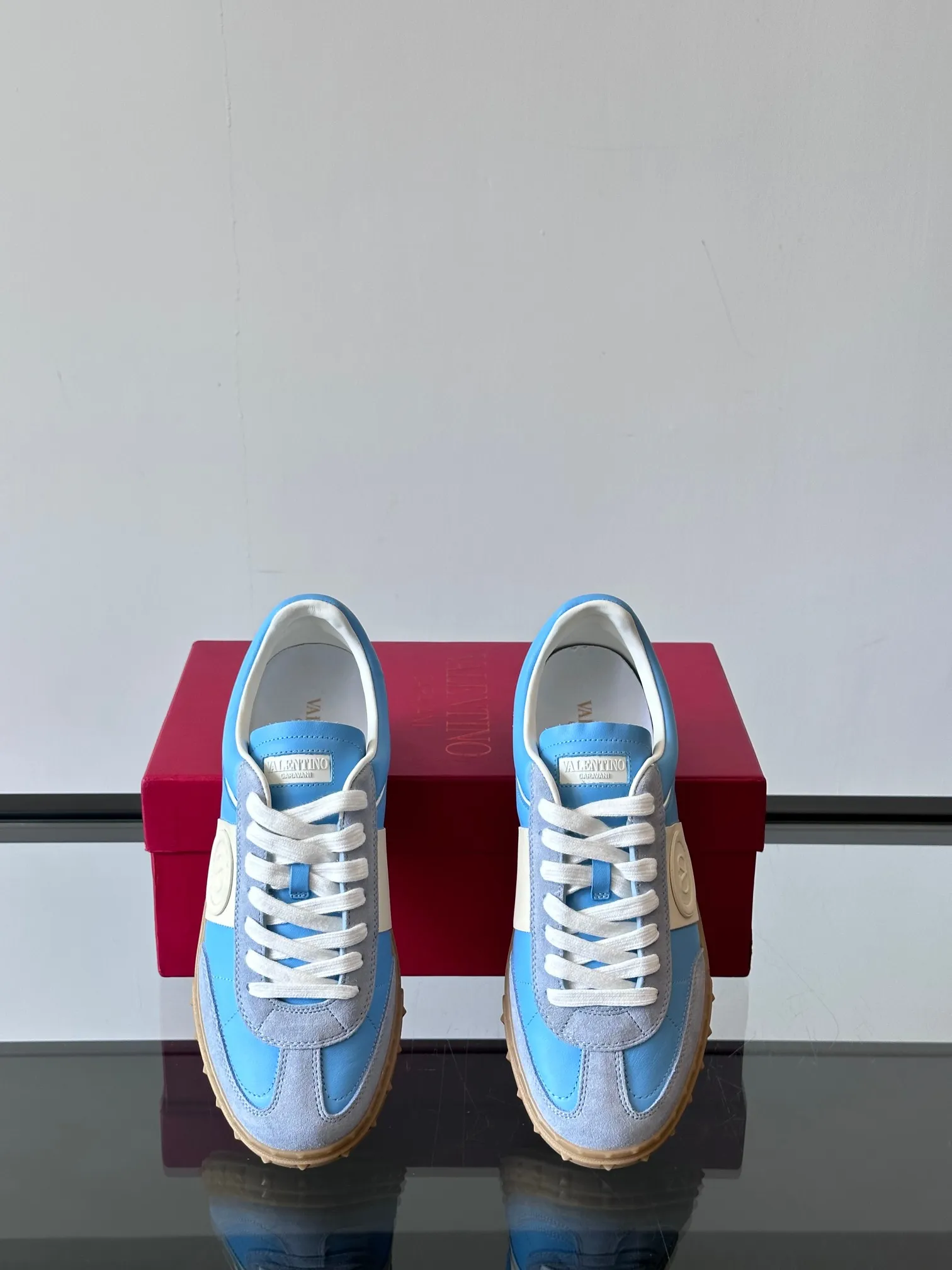 Factory price: 438💰Original quality, top version on the market VALENTINO (Valentino) latest fashion week catwalk [couples 👫 model], unique design, fashionable family specializes in slim feet🔥A fashion product of Baita [strong] Fabric: The toe is made of high mercerized triangular grain cowhide and A-grade full-grain cowhide, original lasting process Inner lining: cowhide lining + men's shoes 💰U hanging mesh feet, heels and tongues decorated with VaIentin* shallow relief oversized rivets Size: 38-44, customized 45